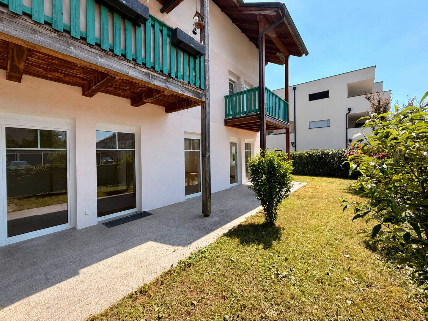 Barrierefreie Erdgeschosswohnung mit Terrassen und Gartenanteil
