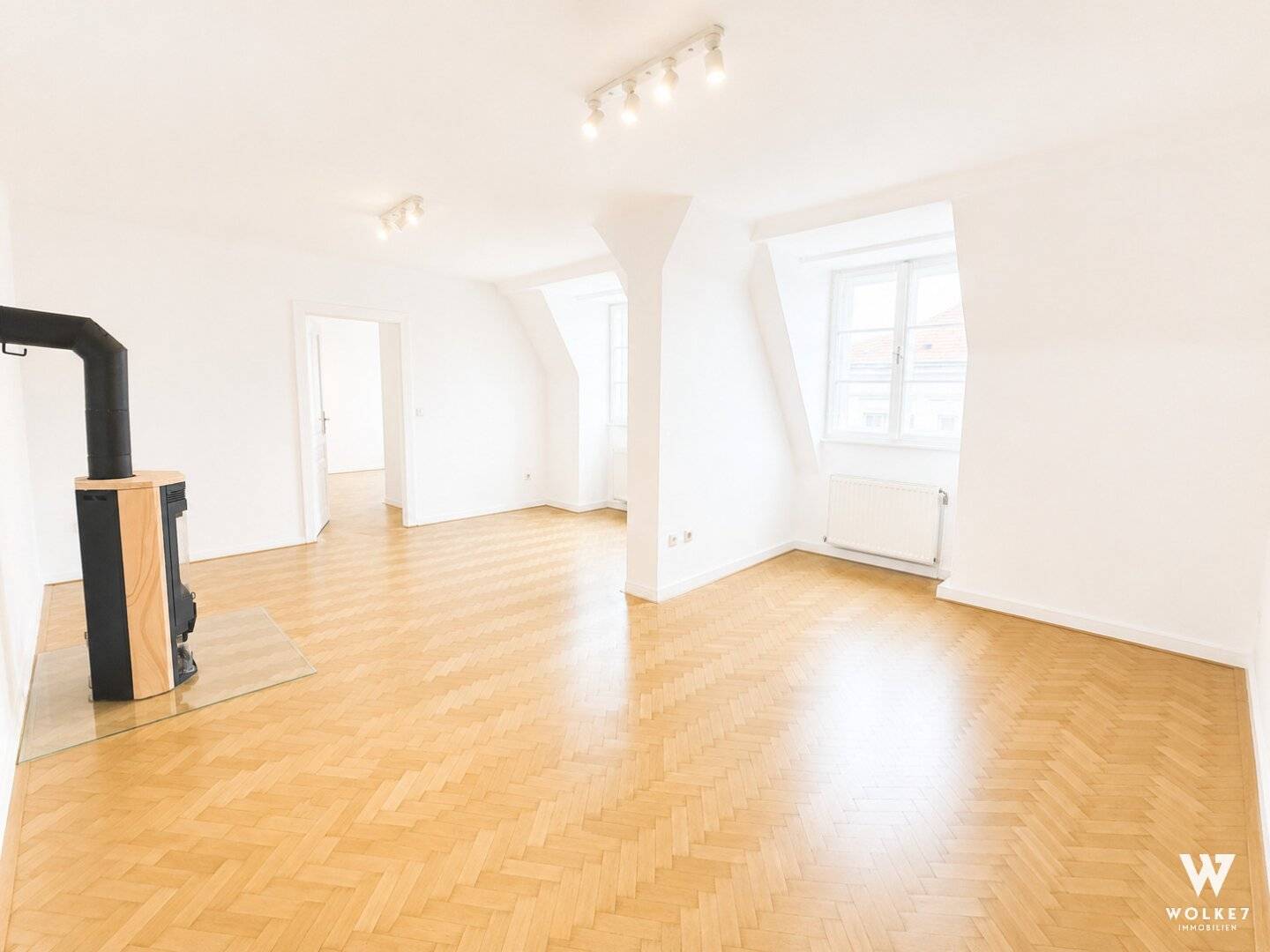 Bright attic apartment with separate kitchen and cellar storage