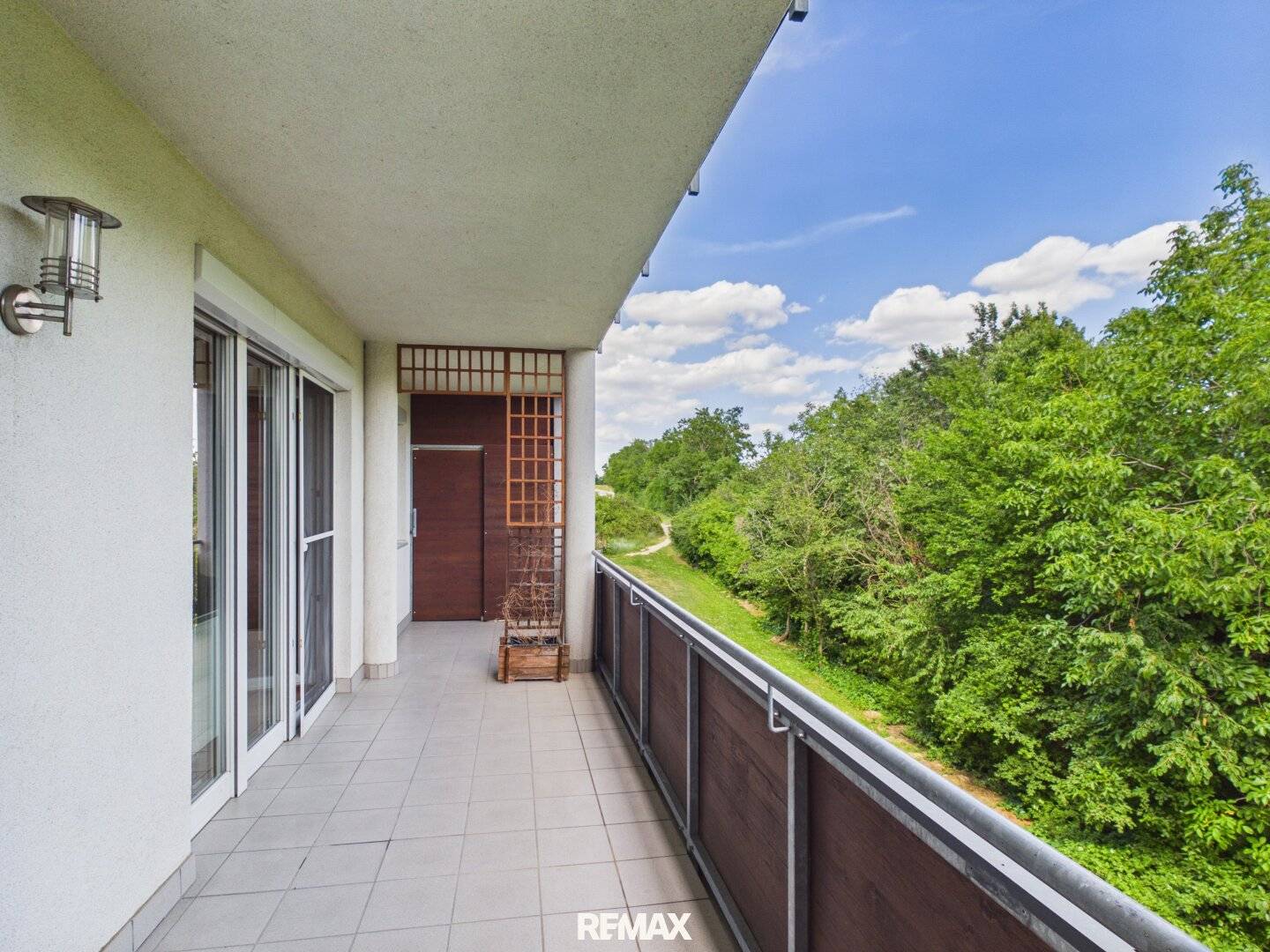 Geräumige Etagenwohnung mit sonniger Südwest Loggia und Waldblick