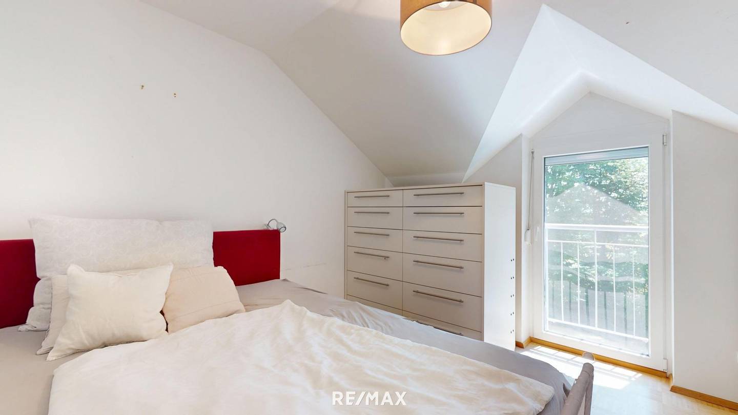 Bright attic apartment with balcony and excellent connections