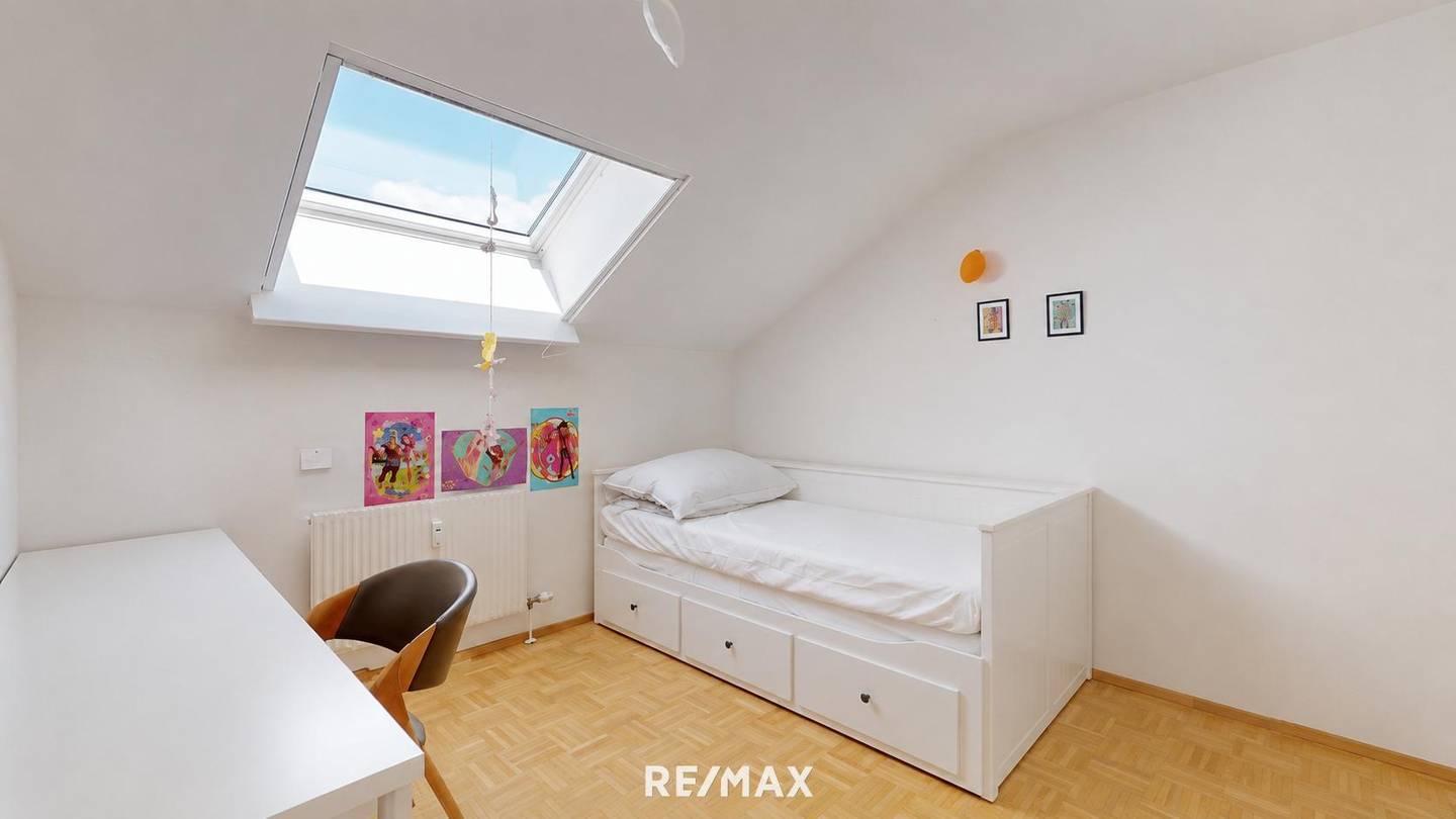 Bright attic apartment with balcony and excellent connections