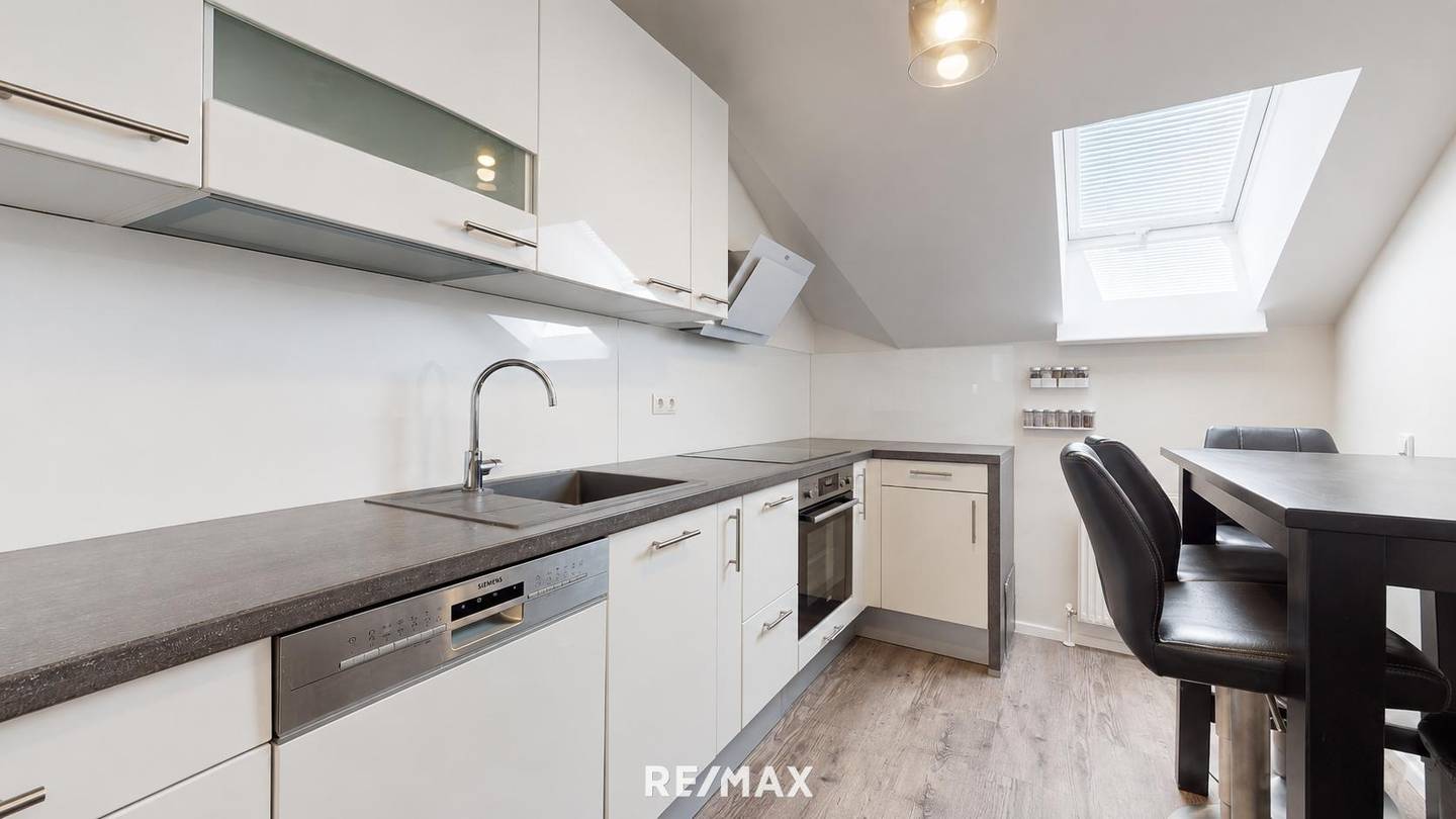 Bright attic apartment with balcony and excellent connections