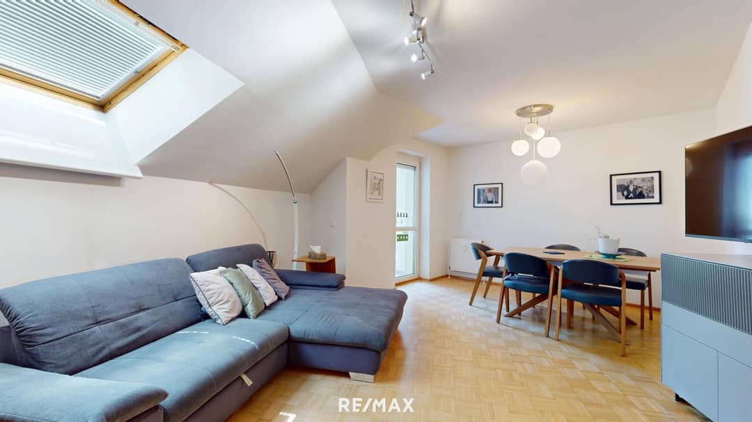 Helle Dachgeschosswohnung mit Balkon und guter Anbindung