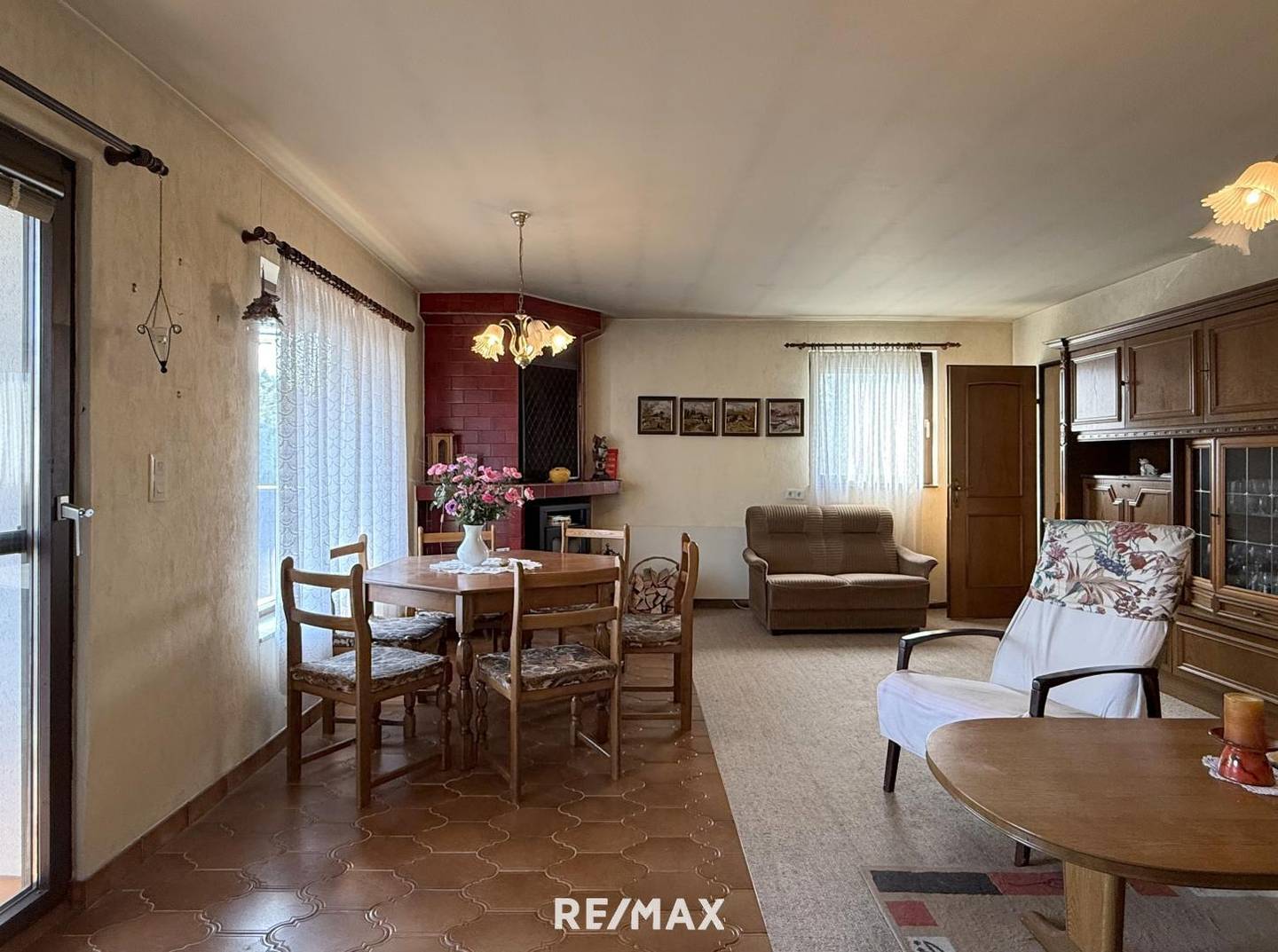 Einfamilienhaus mit Kamin und Terrasse in ruhiger Lage