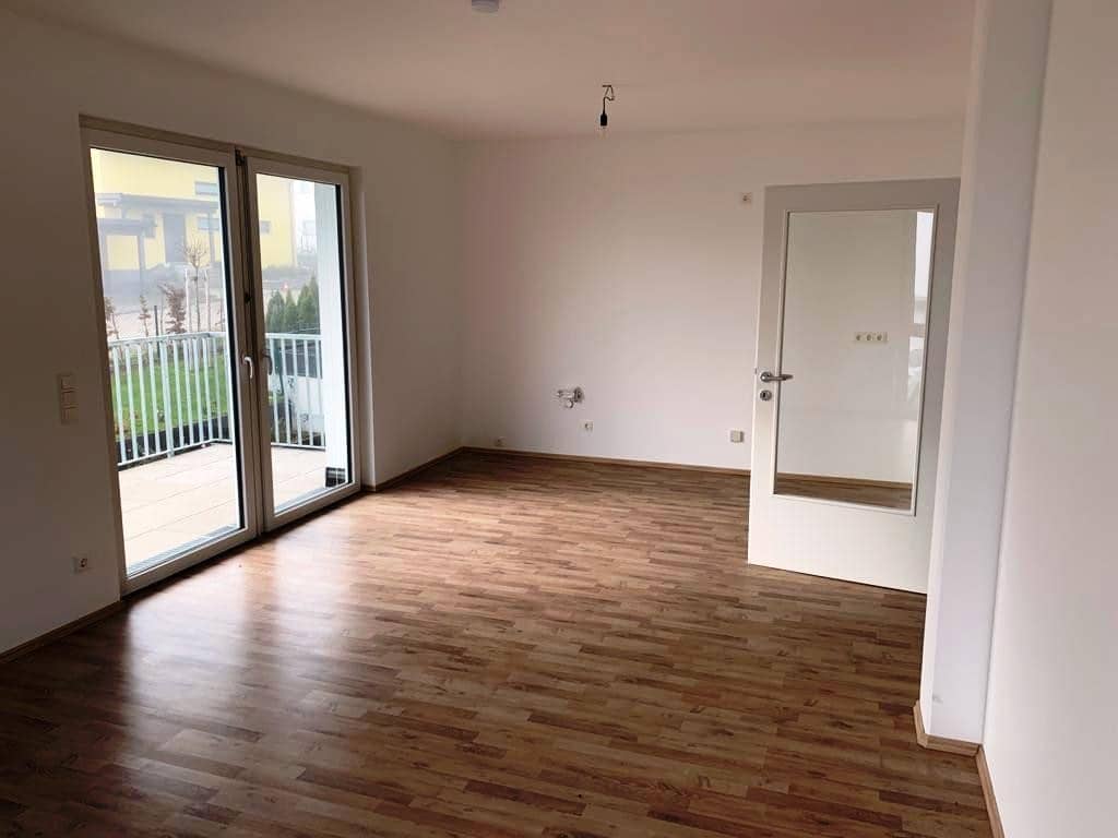 Helle Neubauwohnung mit Balkon und zwei Stellplätzen