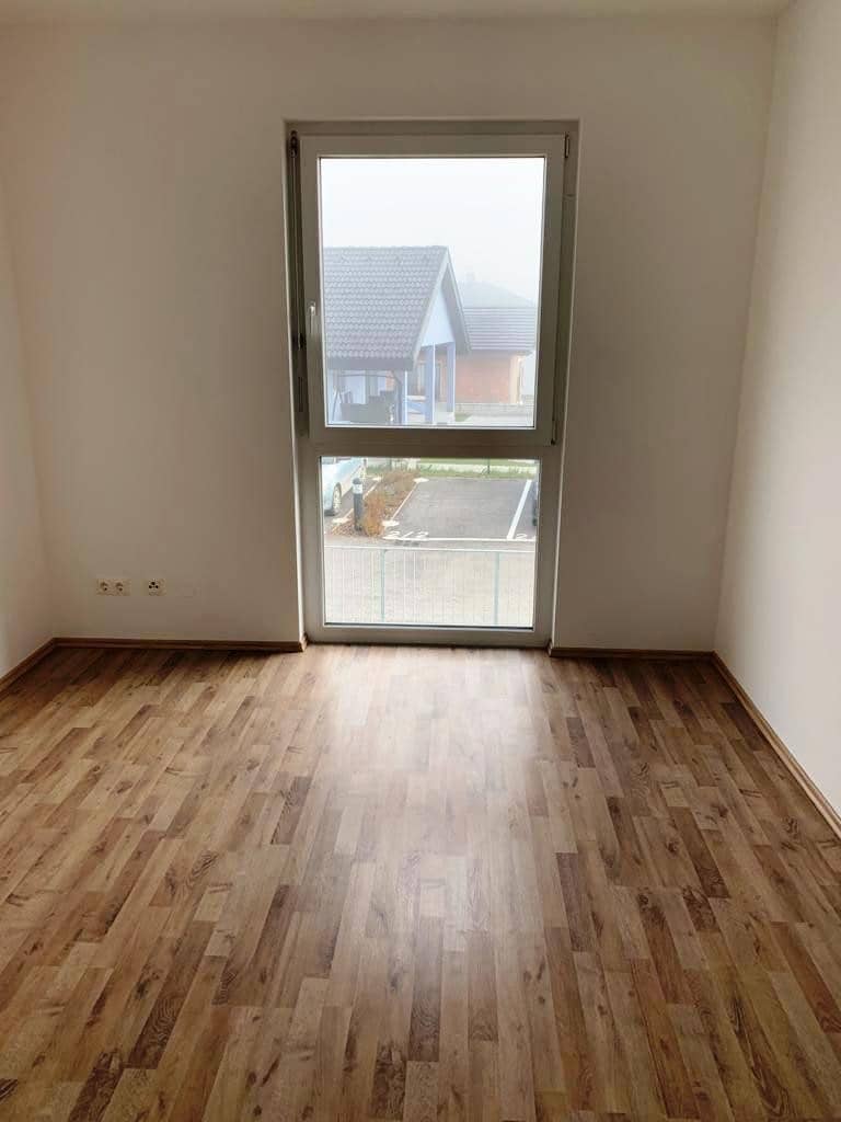 Helle Neubauwohnung mit Balkon und zwei Stellplätzen