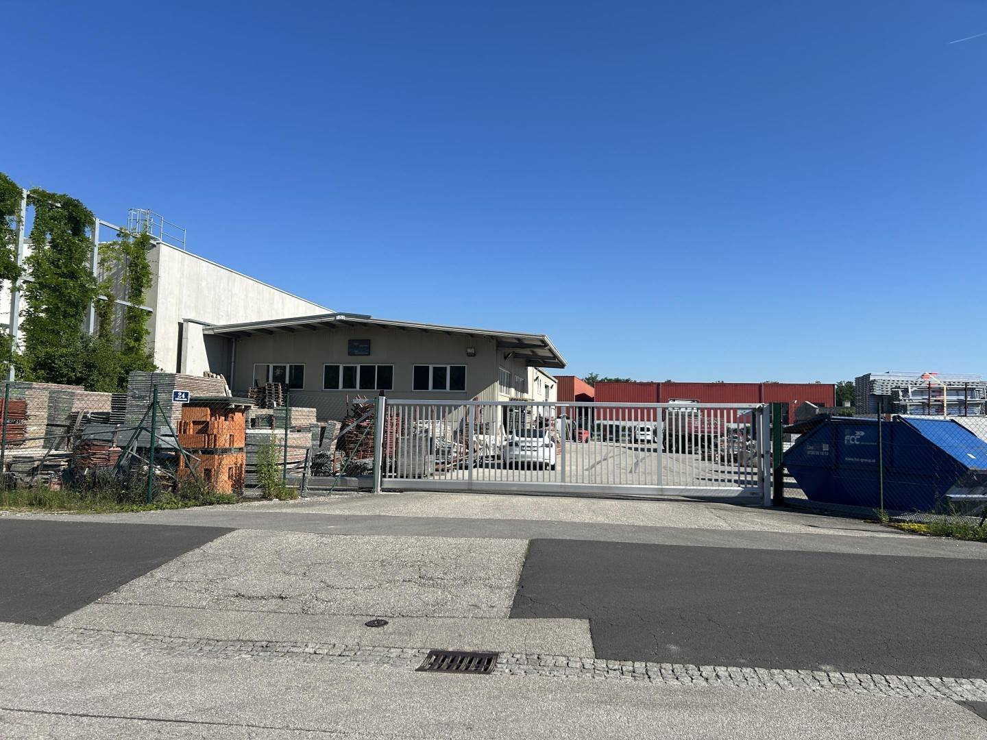 Gewerbegrundstück mit Halle und Büro in Leonding