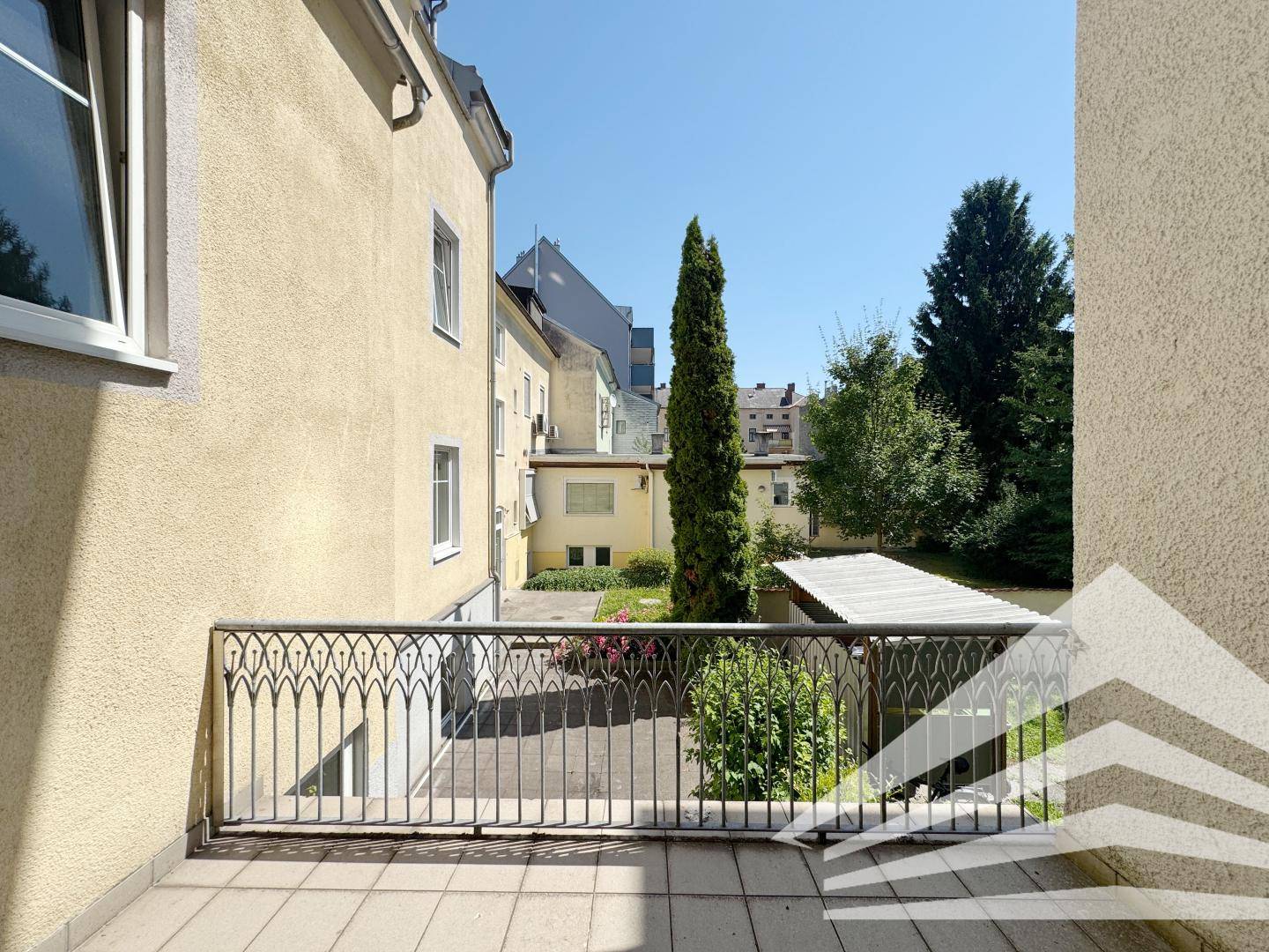 Air-conditioned penthouse with balcony and shared garden in central location