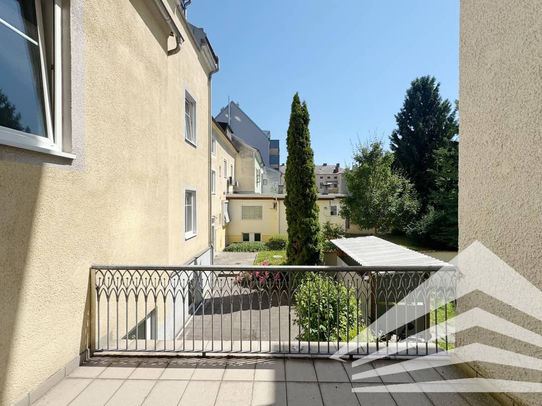 Klimatisierte Dachgeschosswohnung mit Balkon und Gemeinschaftsgarten in zentraler Lage