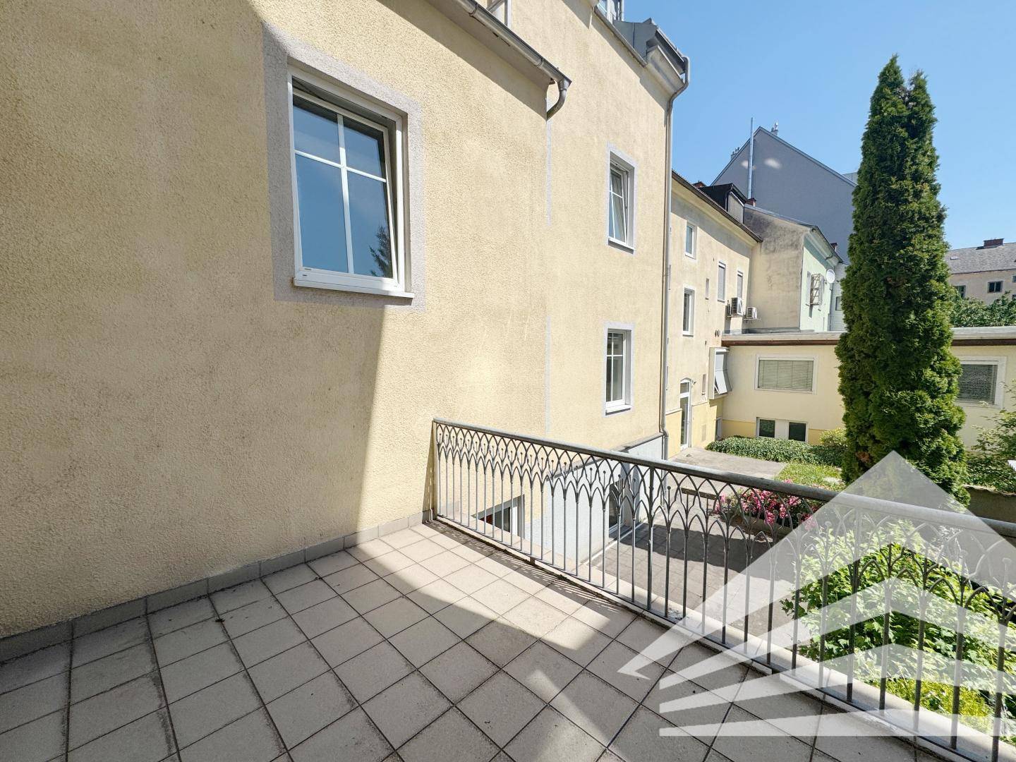 Air-conditioned penthouse with balcony and shared garden in central location