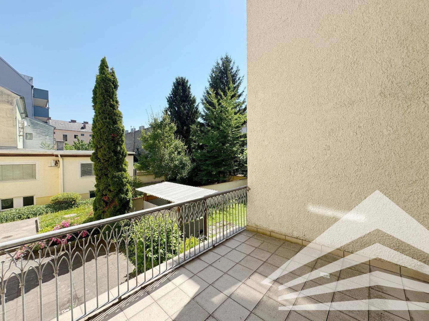 Air-conditioned penthouse with balcony and shared garden in central location