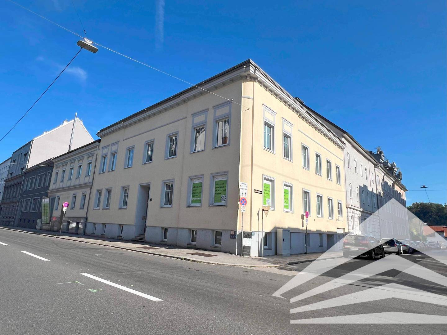 Air-conditioned penthouse with balcony and shared garden in central location