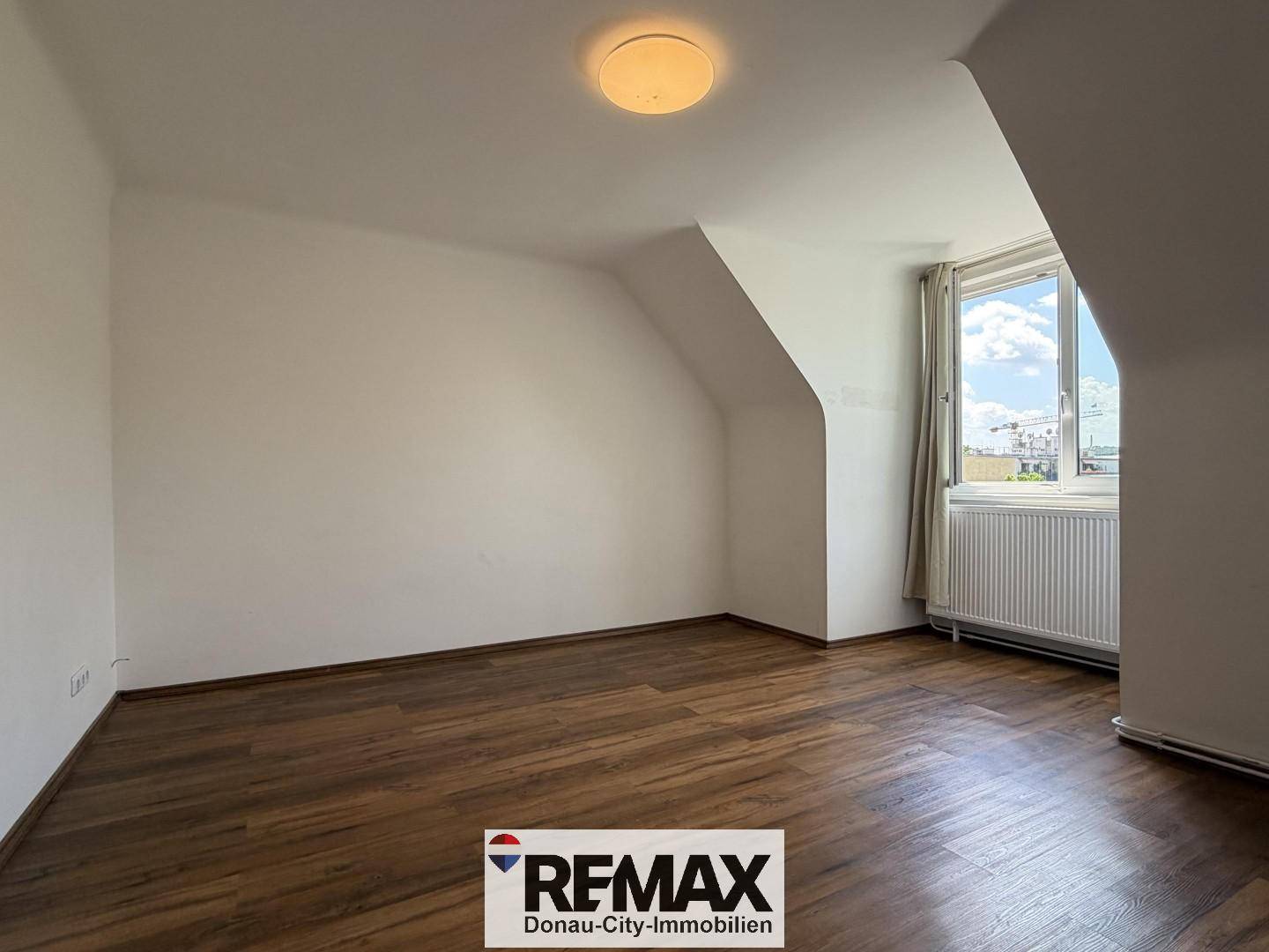 Ruhige Dachgeschosswohnung mit Dachschrägen und Innenhofblick