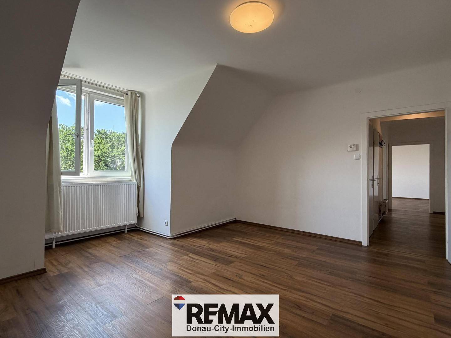 Ruhige Dachgeschosswohnung mit Dachschrägen und Innenhofblick
