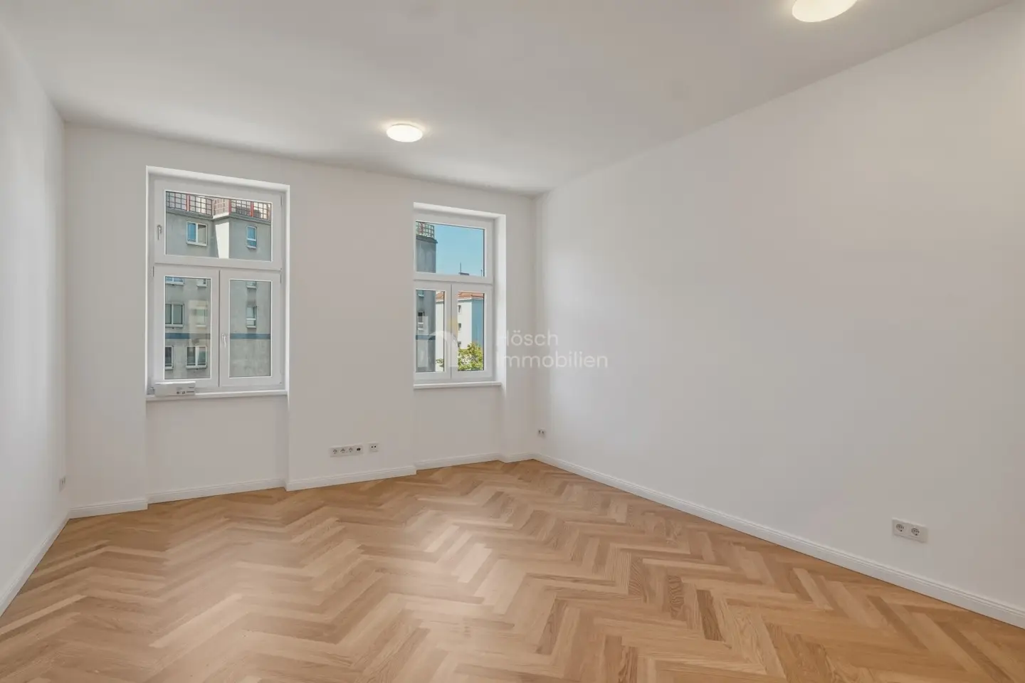 Renovated Altbau apartment with herringbone parquet and balcony option