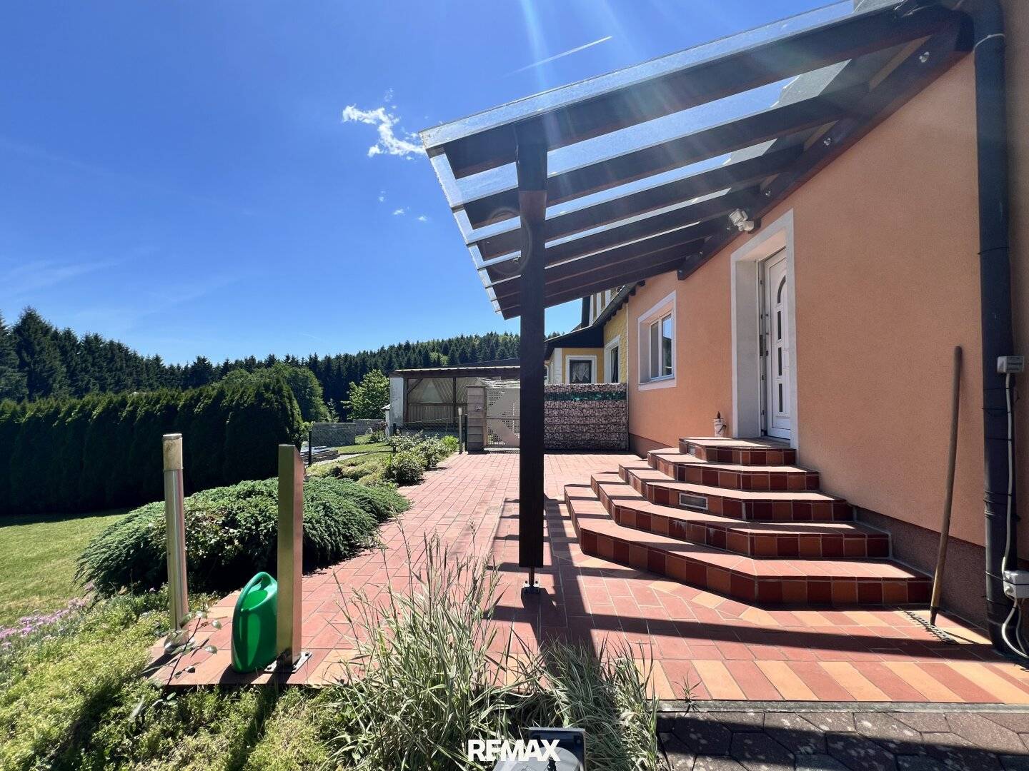 Einfamilienhaus mit Carport und Gerätehütte