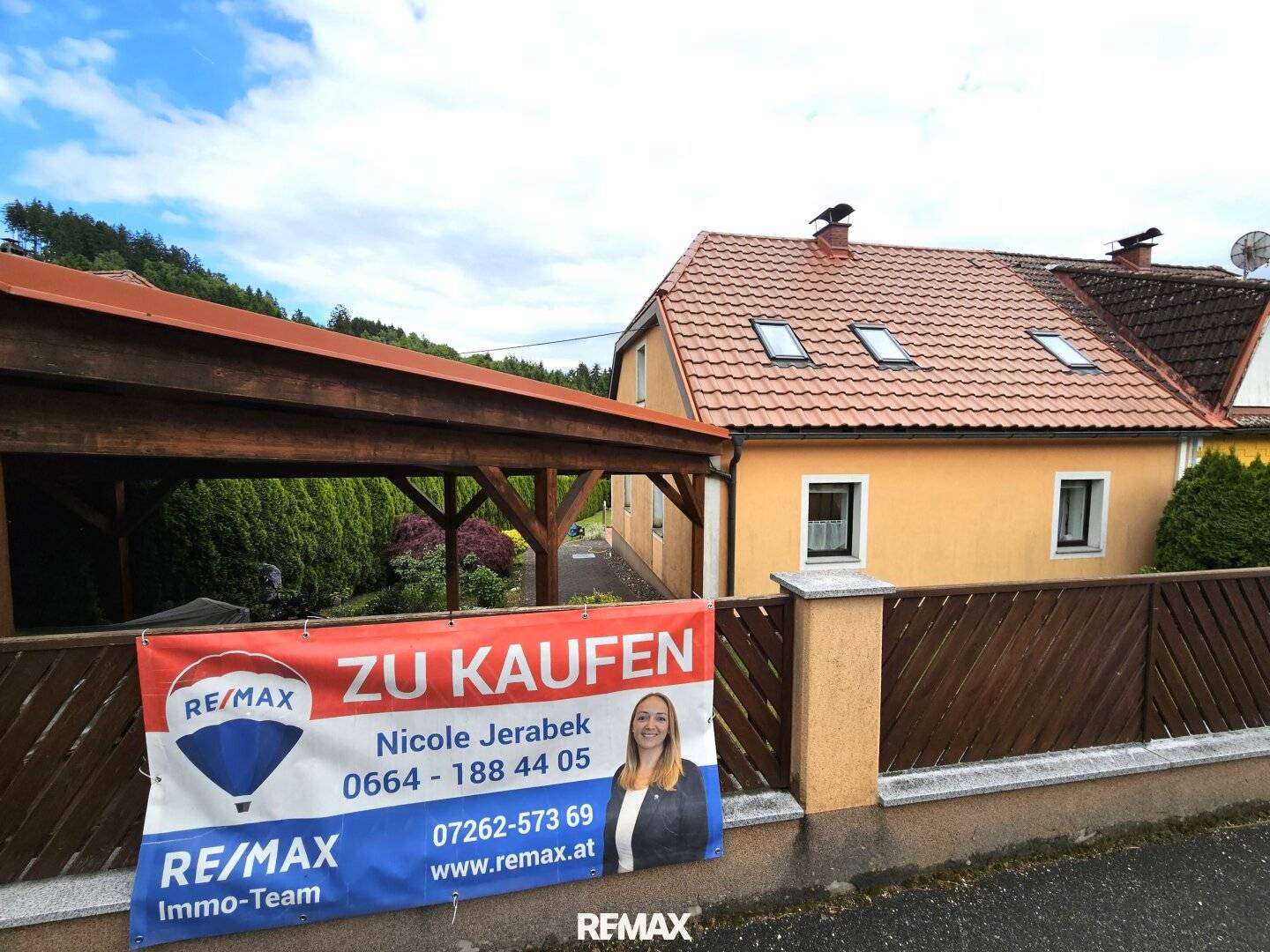 Einfamilienhaus mit Carport und Gerätehütte