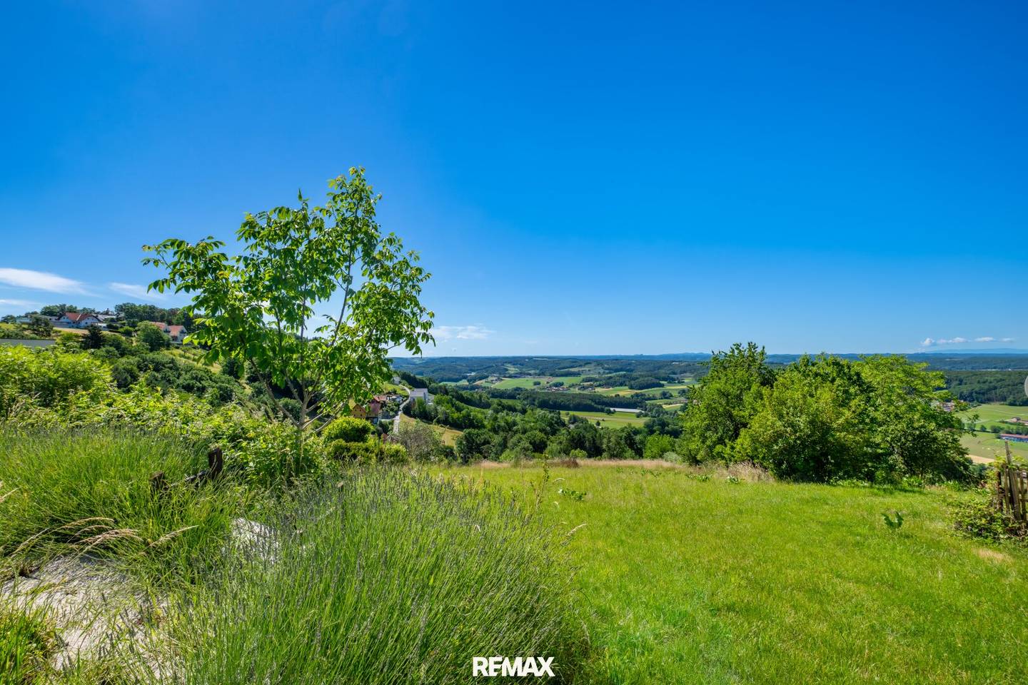 Sonniges Baugrundstück mit Seeblick und Anschlüssen