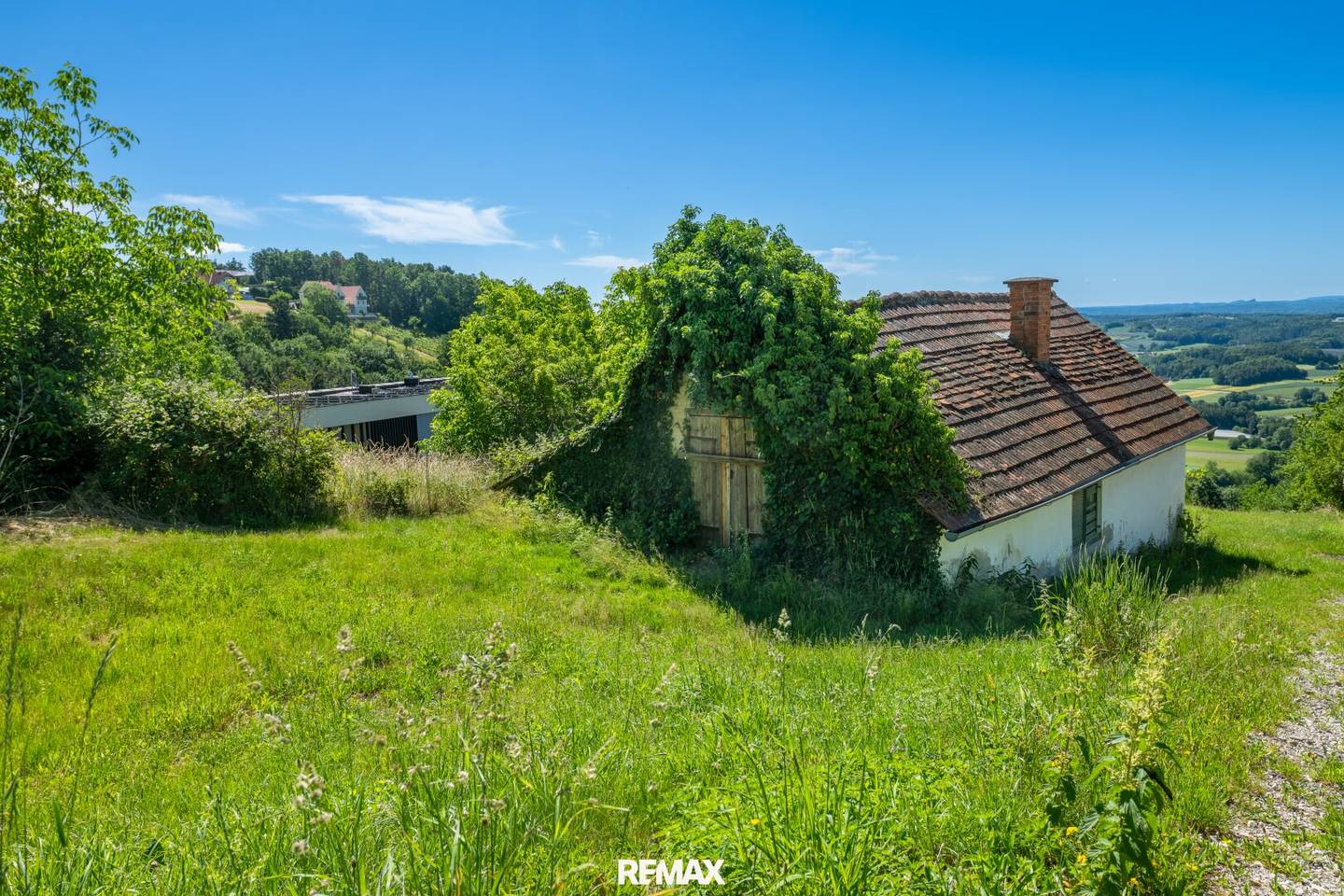 Sonniges Baugrundstück mit Seeblick und Anschlüssen