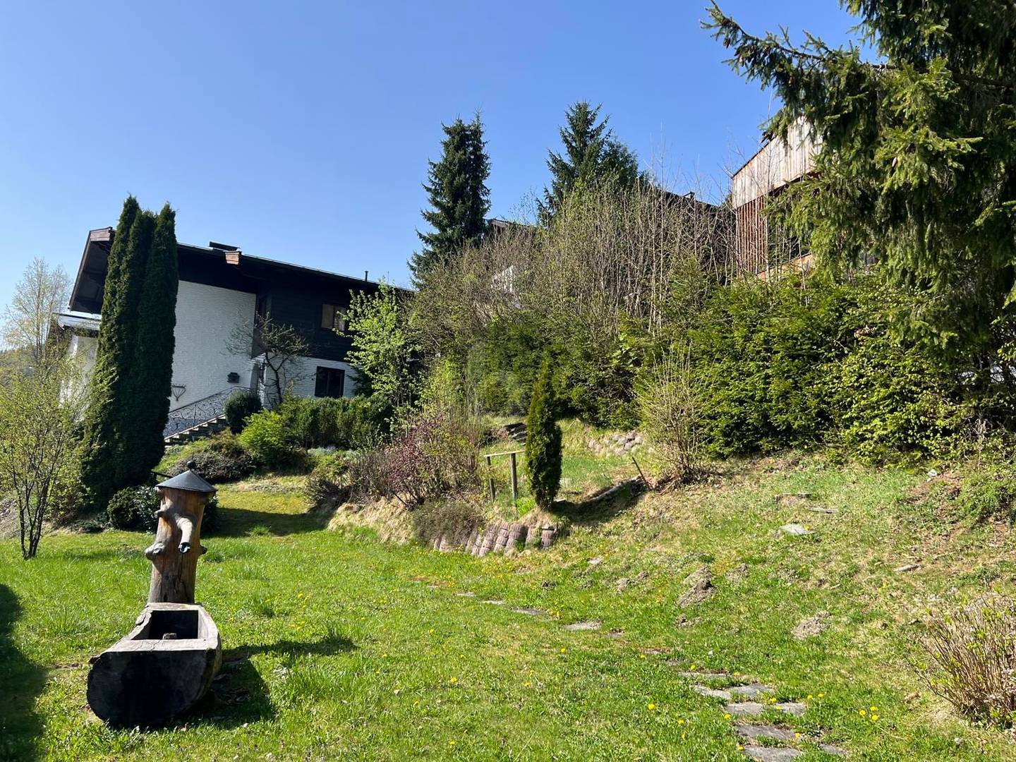 Panoramablick auf See und großes Grundstück Familienwohnung