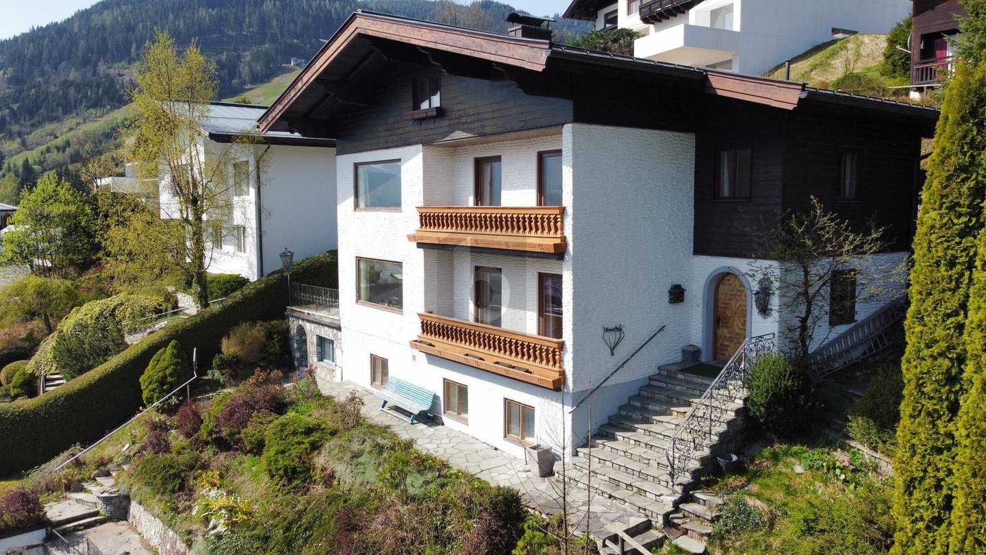 Panoramablick auf See und großes Grundstück Familienwohnung