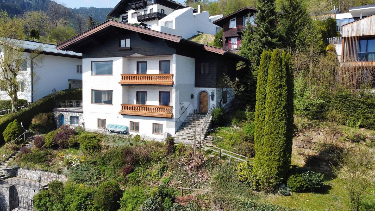 Panoramablick auf See und großes Grundstück Familienwohnung