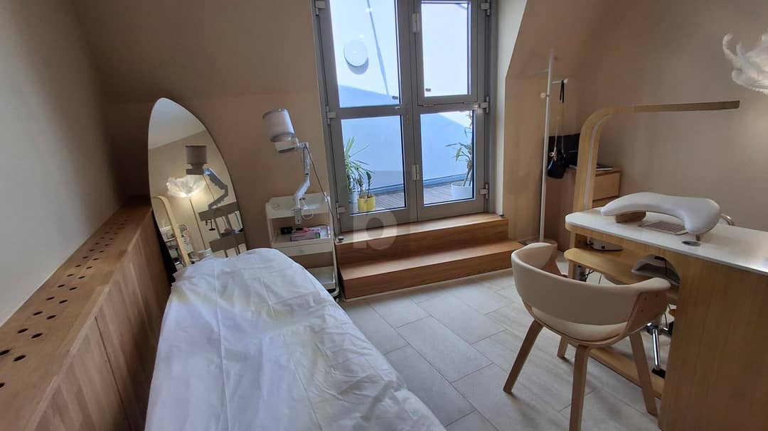 Professioneller Nagelarbeitsplatz im etablierten Beauty Center Wohnung