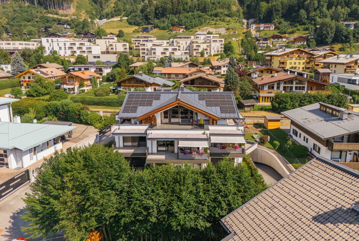 Penthouse with rooftop terrace and fireplace next to the golf course