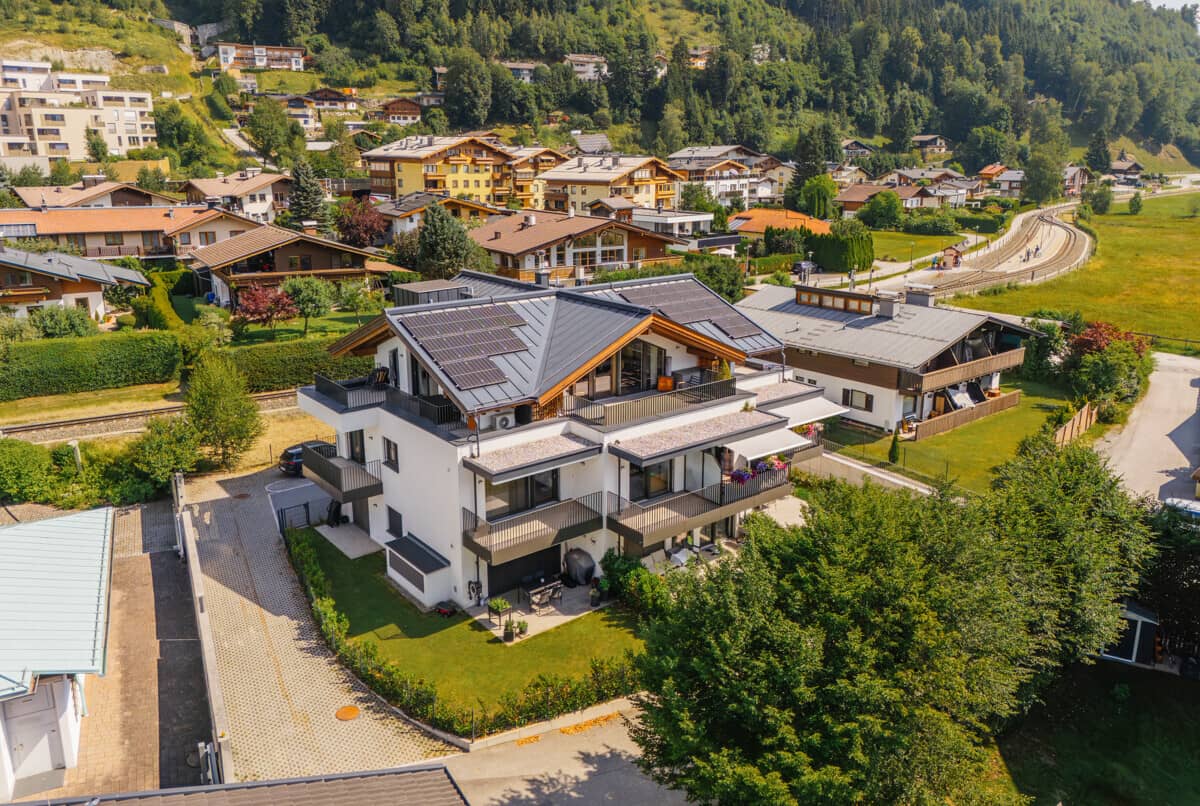 Penthouse with rooftop terrace and fireplace next to the golf course