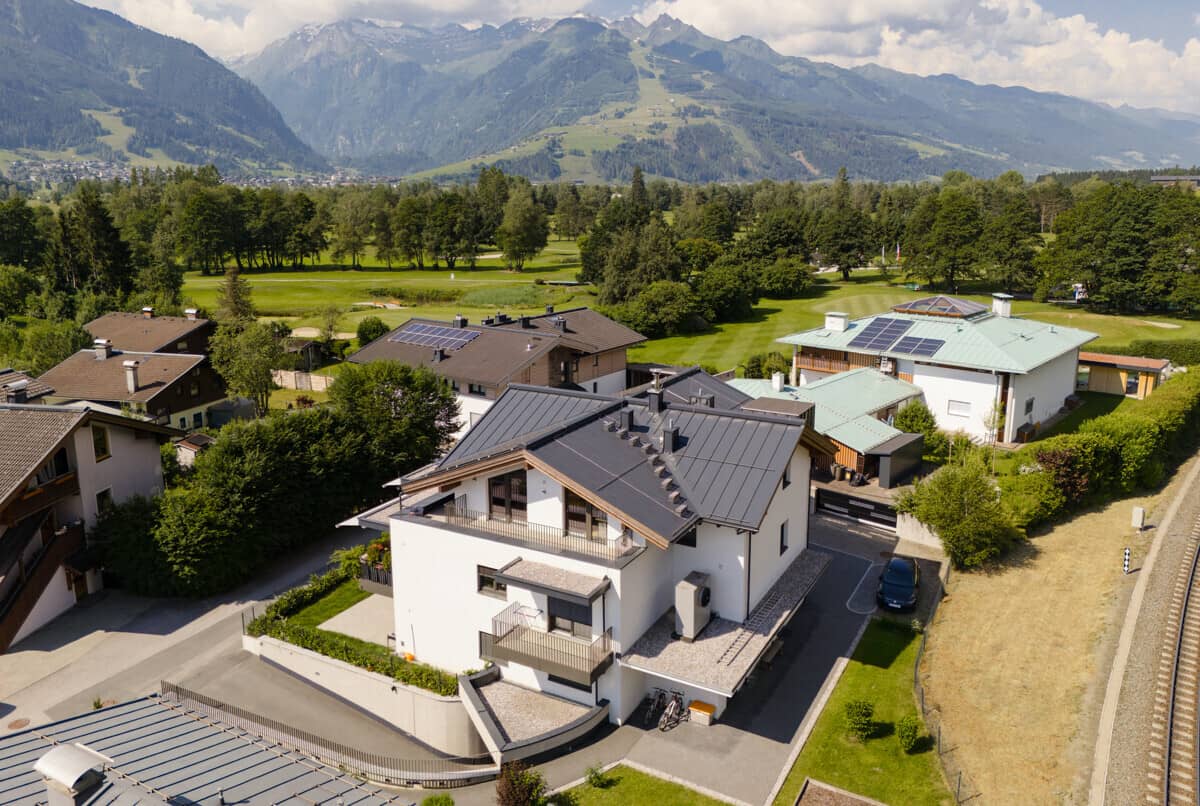 Penthouse with rooftop terrace and fireplace next to the golf course