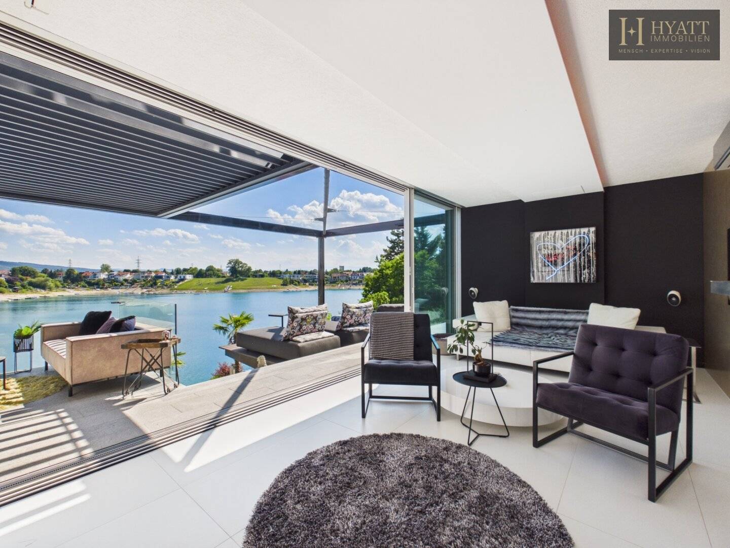 Villa mit privater Uferlinie am See