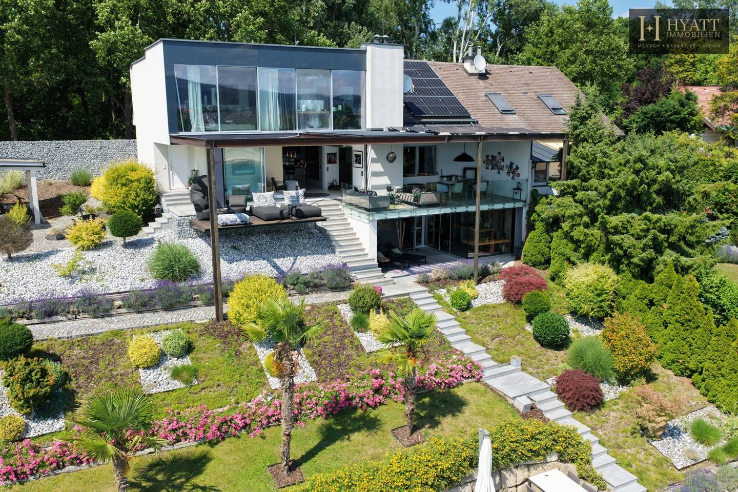 Villa mit privater Uferlinie am See