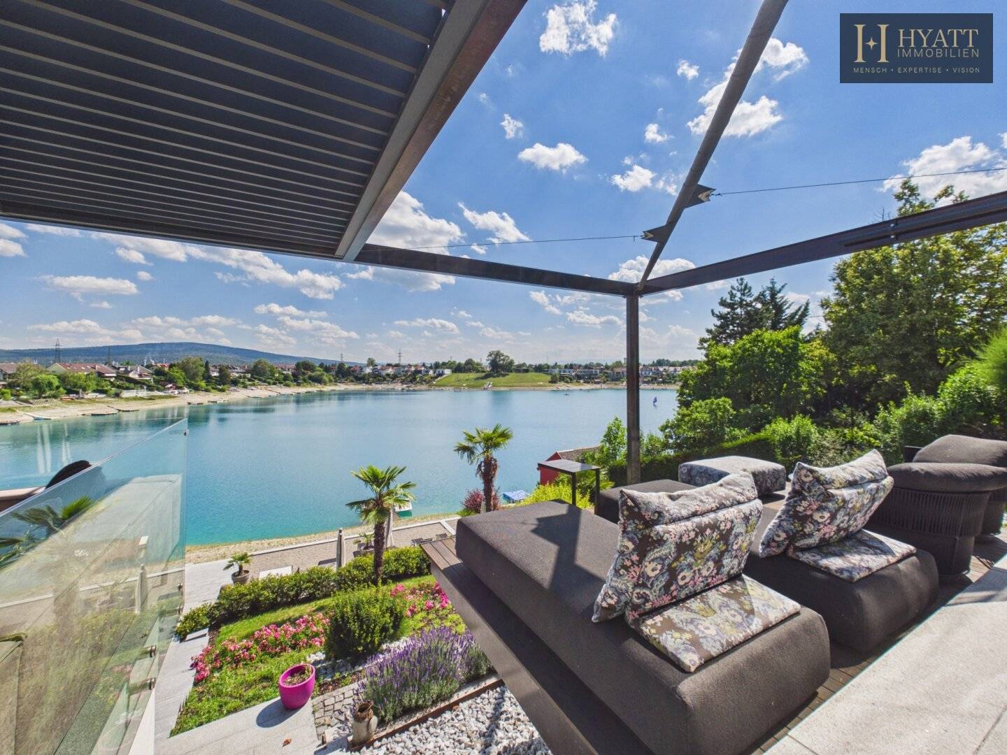 Villa mit privater Uferlinie am See