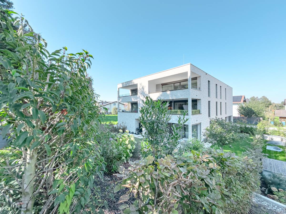 Moderne Wohnung mit Balkon und Parkett in Höchst