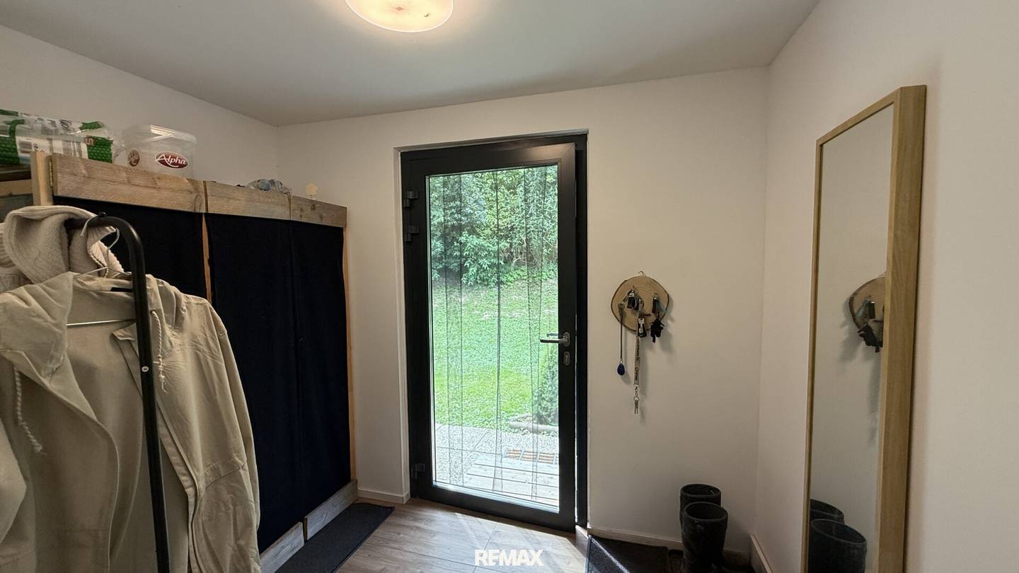 Einfamilienhaus mit Garten und Pferdestall auf großem Grundstück