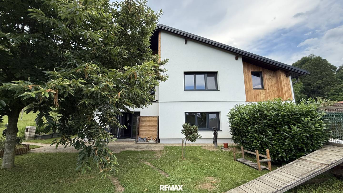 Einfamilienhaus mit Garten und Pferdestall auf großem Grundstück