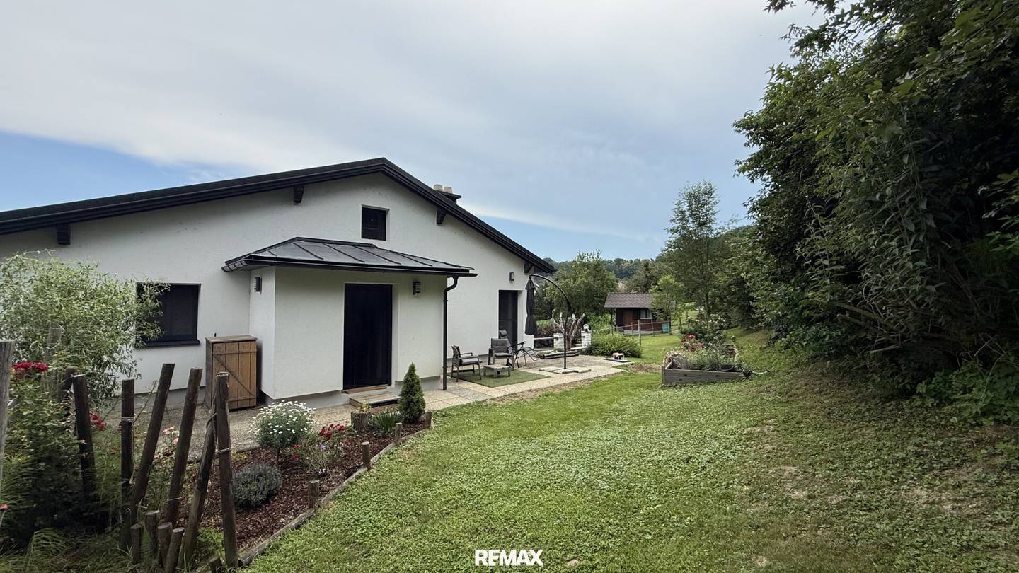 Einfamilienhaus mit Garten und Pferdestall auf großem Grundstück