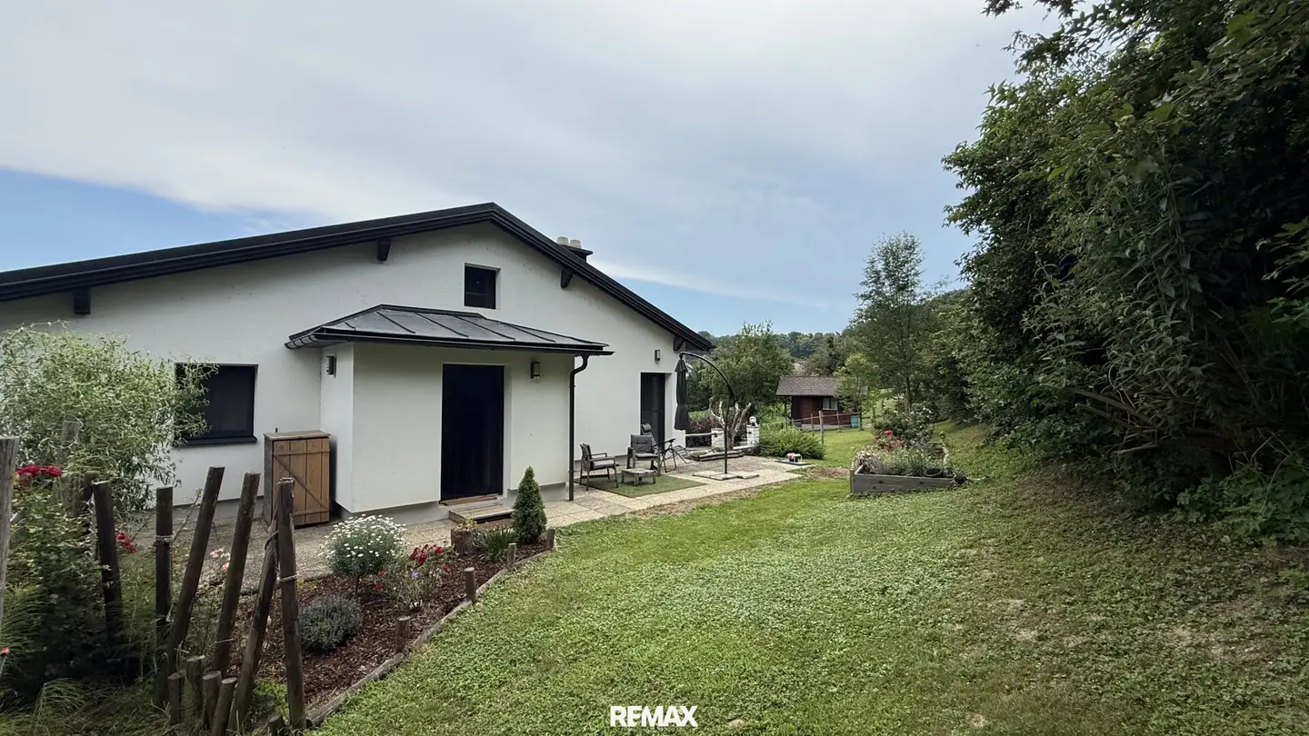 Family house with garden and stable on large plot