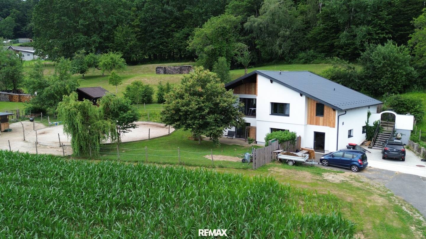 Einfamilienhaus mit Garten und Pferdestall auf großem Grundstück