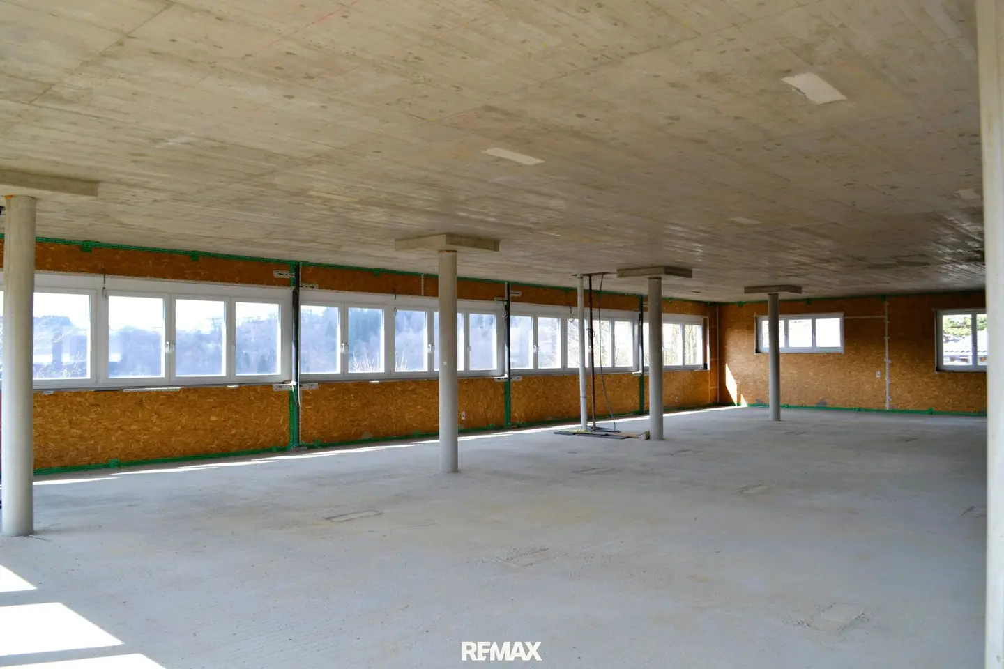 Versatile building with underground parking and terrace in central location