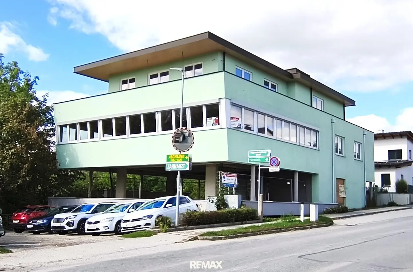 Versatile building with underground parking and terrace in central location
