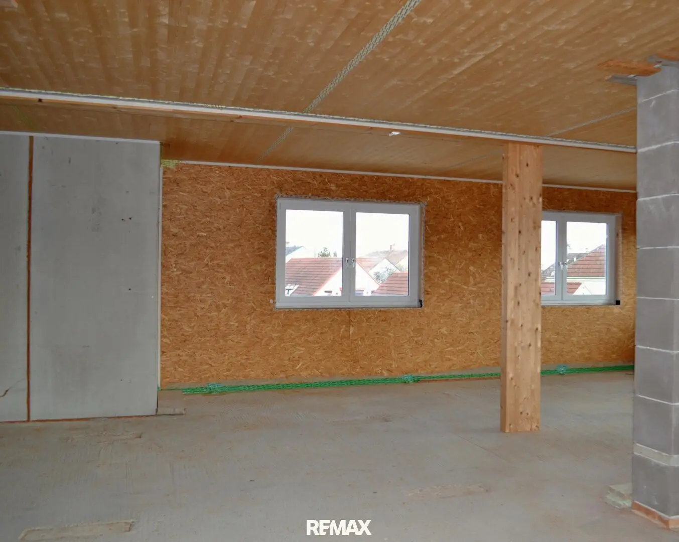 Versatile building with underground parking and terrace in central location