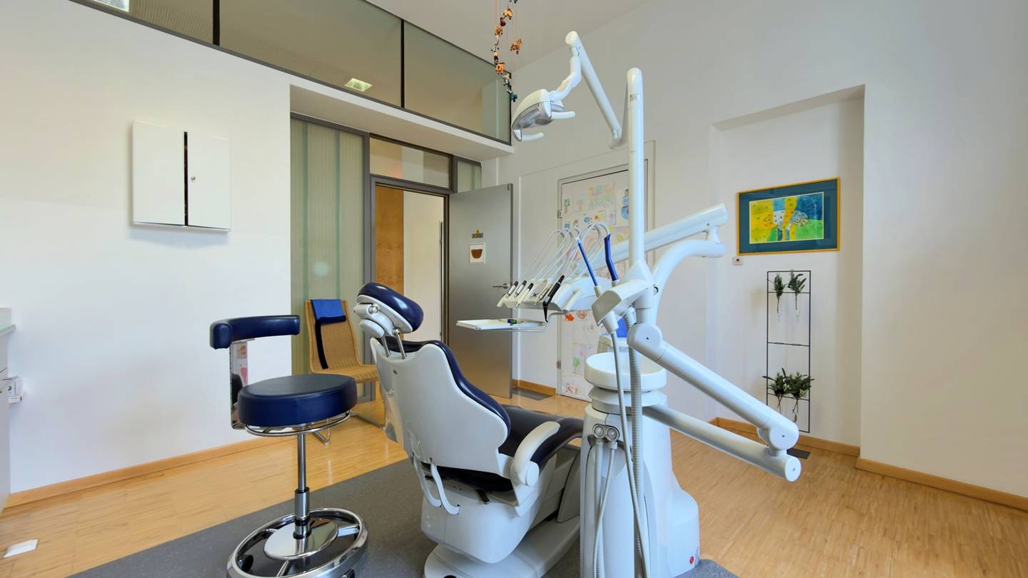 Dental practice with reception area and X-ray room in central location