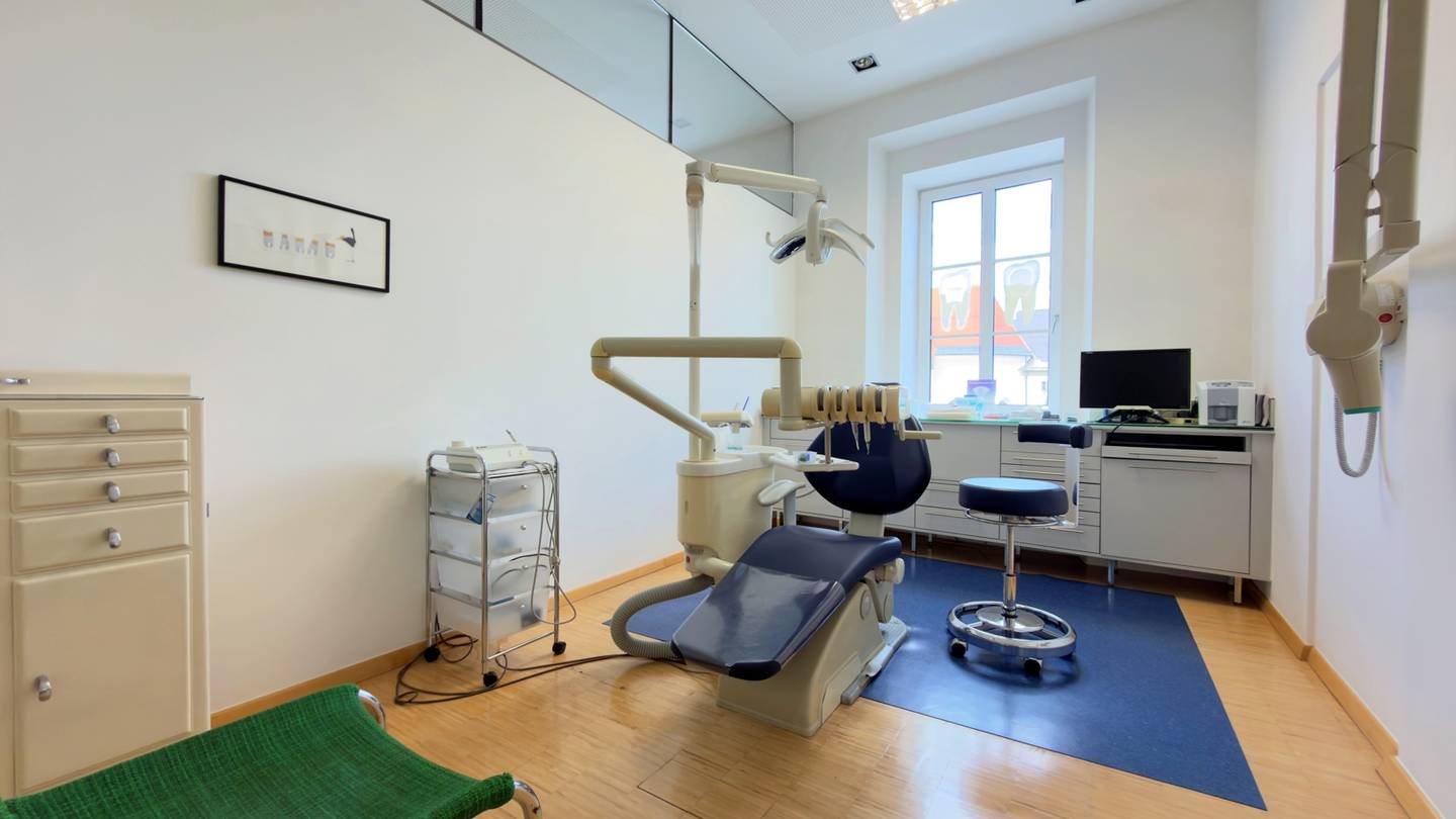 Dental practice with reception area and X-ray room in central location
