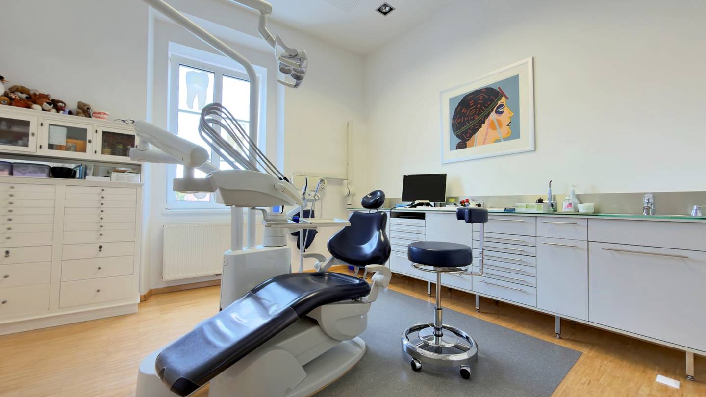 Dental practice with reception area and X-ray room in central location