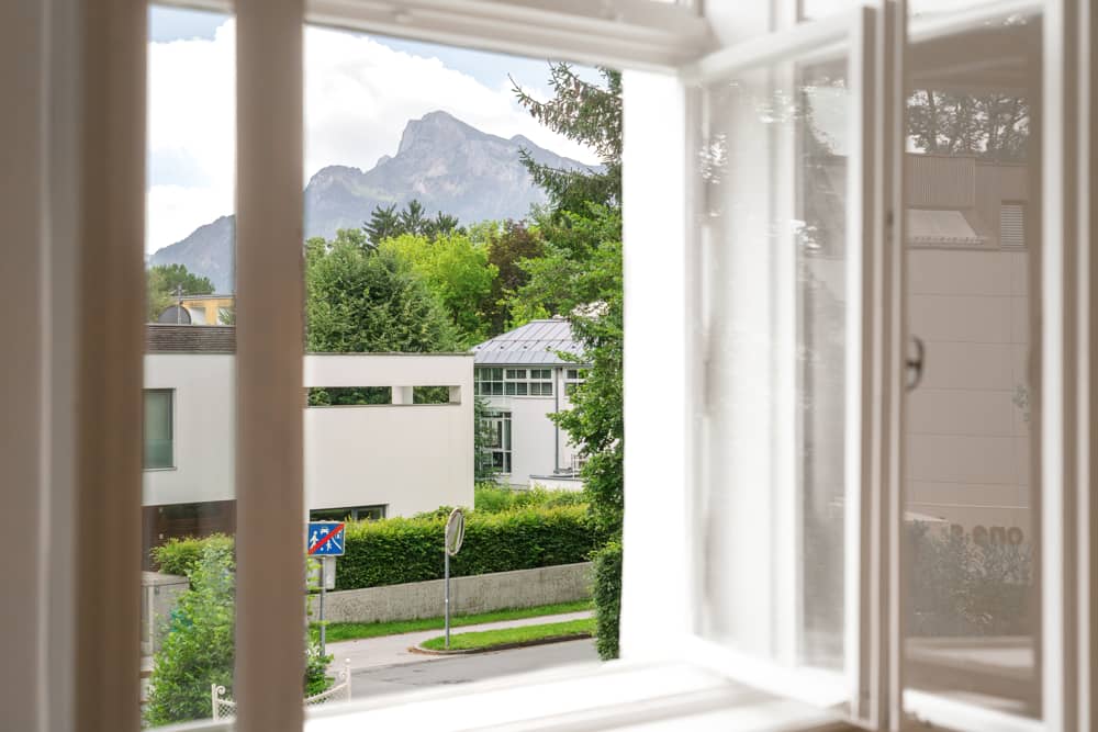 Helle Altbauwohnung mit Wintergarten und Gartenblick