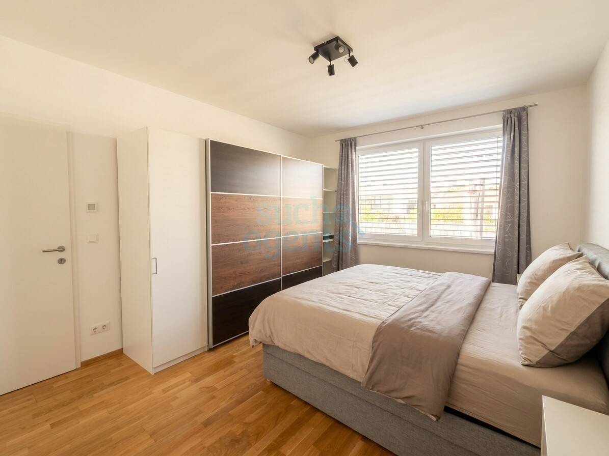 Neuwertige Erdgeschosswohnung mit Garten und Tiefgarage