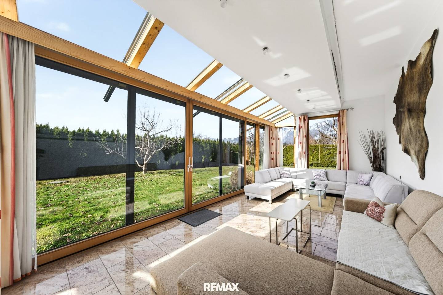 Mehrfamilienhaus mit Garten Terrasse und Sauna in sonniger Lage