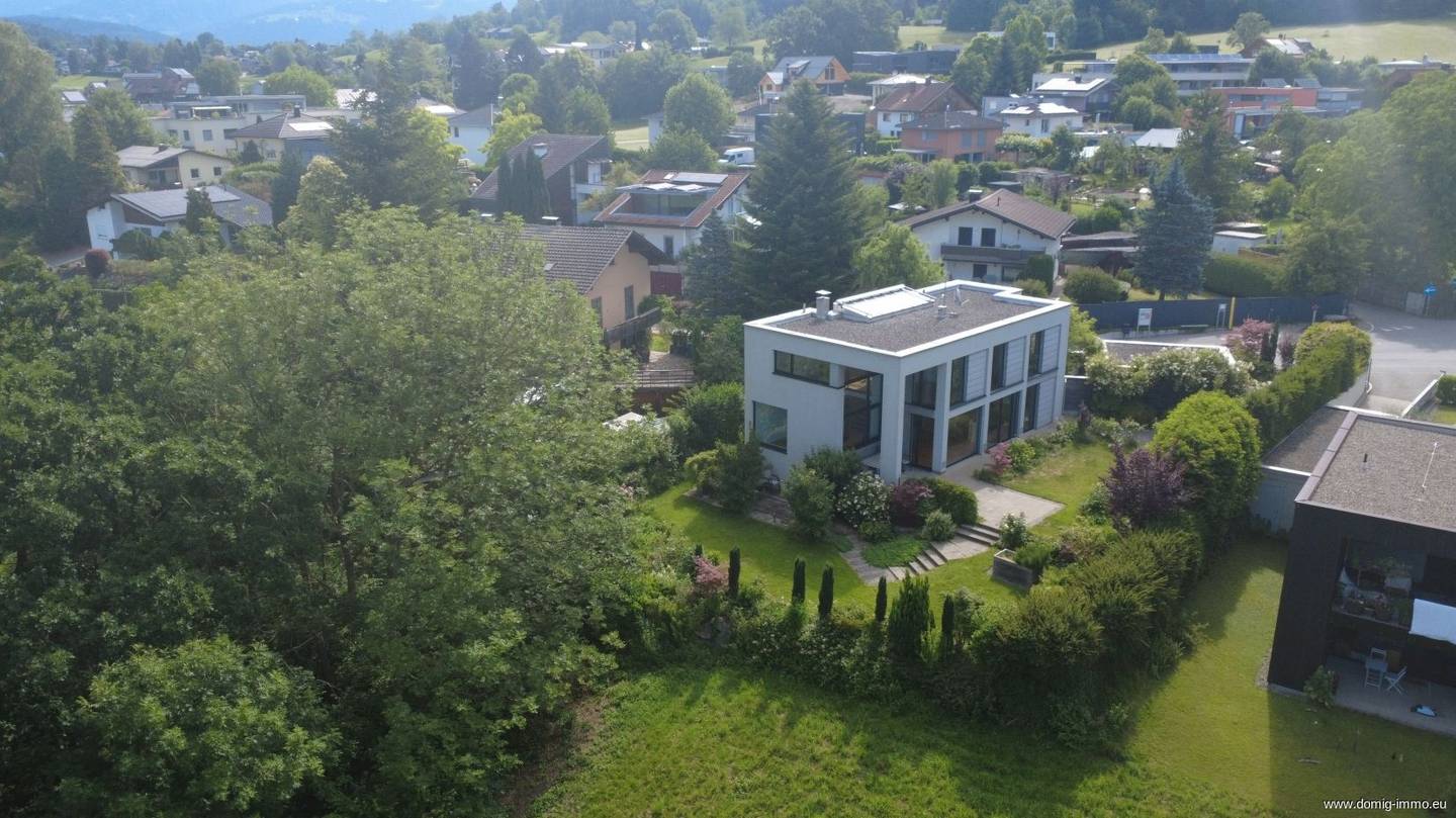 Villa mit Garten und unverbaubarem Blick