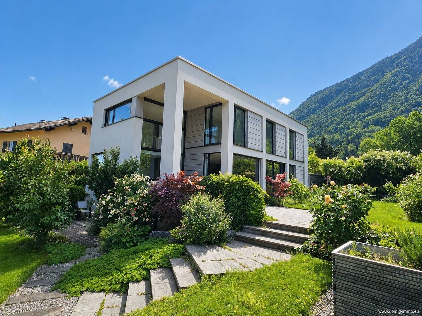 Villa mit Garten und unverbaubarem Blick